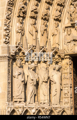 Paris, Frankreich. Die Kathedrale Notre Dame. Das linke Portal zeigt Saint Denis, der Schutzheiligen von Frankreich und von Paris und hielt seinen Kopf in seine Hände. Stockfoto