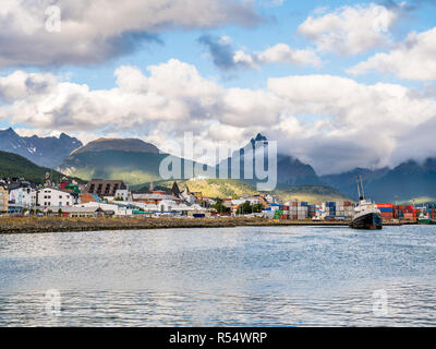 Blick vom Beagle Kanal von Waterfront Skyline von Ushuaia in Feuerland, Patagonien, Argentinien Stockfoto