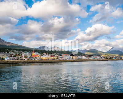 Blick vom Beagle Kanal von Waterfront Skyline von Ushuaia in Feuerland, Patagonien, Argentinien Stockfoto