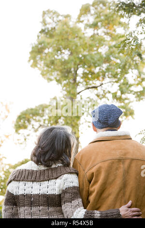 Älteres Paar auf der Suche an einem Baum Stockfoto