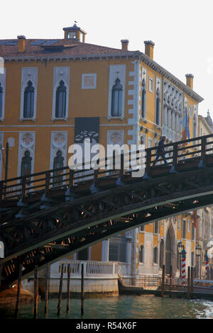 Palazzo Cavalli-Franchetti und die Ponte dell'Accademia über den Canal Grande, Venedig, Italien Stockfoto