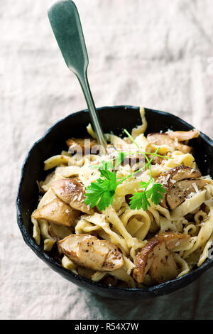 Pasta mit cepeand cremige Soße. style Vintage. Selektive konzentrieren. Stockfoto