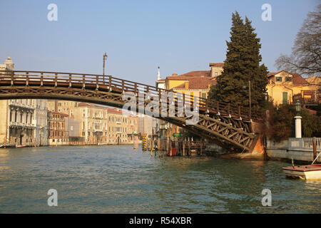 Die hölzerne Brücke Ponte dell'Accademia über den Canal Grande, Venedig, Italien: Dorsoduro Palazzi im Hintergrund Stockfoto