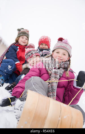 Kinder auf Schlitten Stockfoto