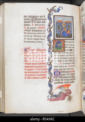 Andrew und eine historisierende erste 'A', mit seitlichem foliate Grenze von einem Engel getragen. Buch der Stunden, Verwendung von Paris (die "Stunden © René d'Anjou'). Frankreich, Zentrale (Paris); c. 1410. Quelle: Egerton 1070, w.80 v. Sprache: Latein, Kalender und Bewertungskriterien in französischer Sprache. Stockfoto