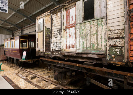 Alte und antike Eisenbahn Kutschen/Schlitten Warten auf Restaurierung und Sanierung, im Zug Geschichte museum Hauptbereich an Havenstreet/Haven street Station auf der Isle of Wight Steam Railway Railway. Isle of Wight, Großbritannien. (98) Stockfoto