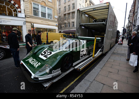 Die Assistenten des Auktionshauses entladen einen 1985 TWR Jaquar XJR-6 während eines Fotoaufrufs für £20 Mio. Supersportwagen, bevor sie bei einer Auktion in Bonhams in der New Bond Street, London, angeboten werden. Stockfoto