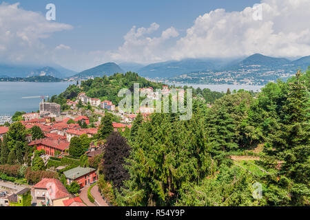 Luftaufnahme von Laveno, Lombardei, Italien, am Rande des Lago Maggiore. Stockfoto