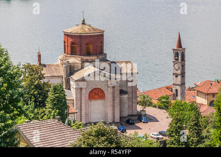 Luftaufnahme von Chiesa di Sant'Ambrogio und prepositurale Chiesa dei Santi Filippo e Giacomo, Laveno, Lombardei, Italien. Stockfoto