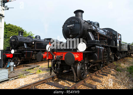 Zwei historische Dampfmaschinen zusammen; L bis R Zug Nummer 41298 und 46447, die auf der Isle of Wight Steam Railway Line an Havenstreet Hauptstraße, Haven Street Station, Ryde, Isle of Wight gesehen. UK. (98) Stockfoto