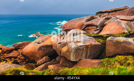 Der rosa Granitfelsen mit seltsamen Formen, Küste der Bretagne. Die Masse des riesigen rosa Felsen, der rosa Granit, Rock mit seltsamen Formen. Bretagne) Stockfoto