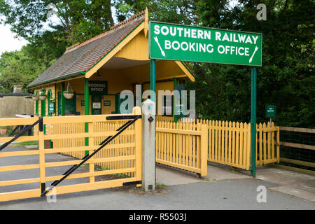 Booking office/Kartenverkauf Box / Gebäude & Southern Railway Zeichen auf der Isle of Wight Steam Railway Line. Bahnhof, Hafen Straße/Havenstreet, Ryde, UK. (98) Stockfoto