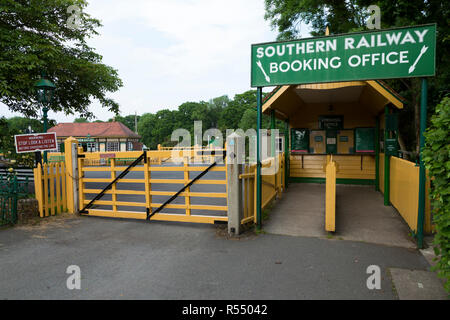 Booking office/Kartenverkauf Box / Gebäude & Southern Railway Zeichen auf der Isle of Wight Steam Railway Line. Bahnhof, Hafen Straße/Havenstreet, Ryde, UK. (98) Stockfoto