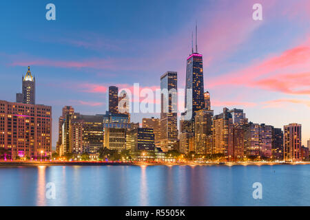 Chicago, Illinois, USA Downtown Skyline aus dem Michigan See in der Abenddämmerung. Stockfoto