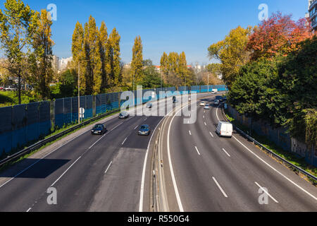 Luftaufnahme von Autobahn mit mehreren Fahrspuren und Autos. Autos sind auf der Autobahn unterwegs in einer geschäftigen Stadt, städtische anzeigen Stockfoto