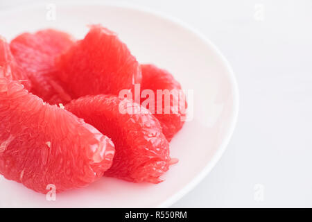 Rote Grapefruit Scheiben auf einen Teller. Close Up. Stockfoto