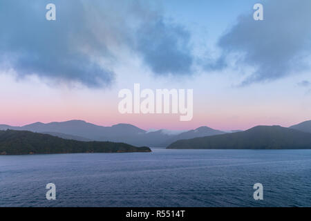 Kreuzfahrt in Picton Neuseeland in der Dämmerung an einem Frühlingsmorgen Stockfoto