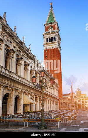 Campanile und Dogenpalast in Venedig am Markusplatz in Venedig, Italien. Venedig Canal Grande. Architektur und Sehenswürdigkeiten von Venedig. Stockfoto