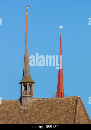Dach der Kirche (Deutsch: wasserkirche) in der Stadt Zürich, Turm der Grossmünster Kathedrale hinter sich. Stockfoto