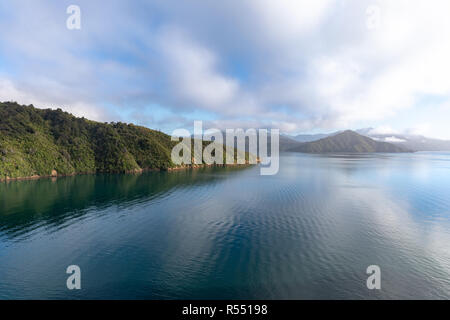 Kreuzfahrt in Picton Neuseeland in der Dämmerung an einem klaren Frühlingsmorgen Stockfoto