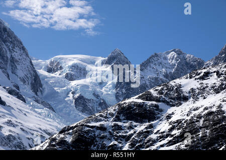 Blick auf die spektakuläre Drygalski Fjord mit Schnee bedeckten Bergen auf South Georgia Island im Süden atlantische Insel, Antarktis Stockfoto