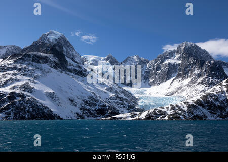 Blick auf die spektakuläre Drygalski Fjord mit Schnee bedeckten Bergen auf South Georgia Island im Süden atlantische Insel, Antarktis Stockfoto