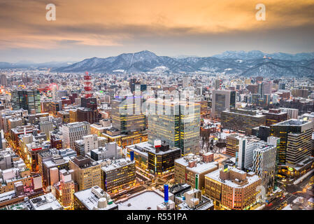 Sapporo, Hokkaido, Japan Downtown Skyline von oben in der Dämmerung. Stockfoto