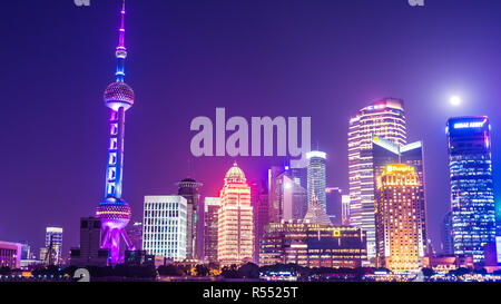 SHANGHAI, China, 29. Dezember 2017: moderne Skyline von Pudong Business District und den Huangpu Fluss mit dem Mond Stockfoto