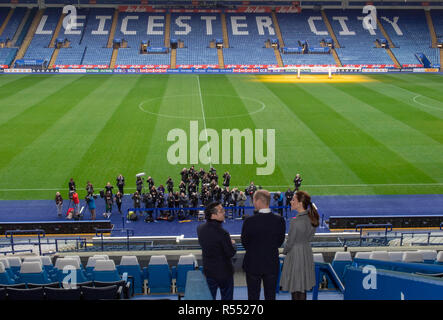 Der Herzog und die Herzogin von Cambridge sprechen mit Aiyawatt Srivaddhanaprabha, wie Sie die Tonhöhe von der Tribüne aus Blick auf den Leicester City Football Club King Power Stadion, bei einem Besuch in Leicester Tribut zu denen, die in der Absturz eines Hubschraubers getötet wurden letzten Monat zu zahlen. Stockfoto