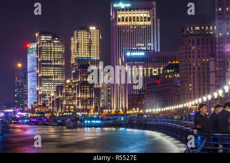 SHANGHAI, China, 29. Dezember 2017: den Bund von Shanghai bei Nacht Stockfoto