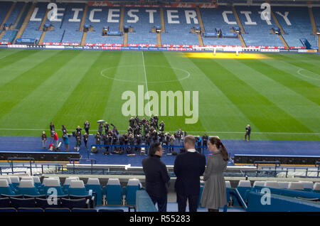 Der Herzog und die Herzogin von Cambridge sprechen mit Aiyawatt Srivaddhanaprabha, während sie den Platz von den Tribünen im King Power Stadium des Leicester City Football Club aus betrachten, während sie Leicester besuchen, um den Toten des Hubschrauberabsturzes im letzten Monat Tribut zu zollen. Stockfoto