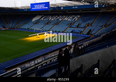 Der Herzog und die Herzogin von Cambridge sprechen mit Aiyawatt Srivaddhanaprabha, wie Sie die Tonhöhe von der Tribüne aus Blick auf den Leicester City Football Club King Power Stadion, bei einem Besuch in Leicester Tribut zu denen, die in der Absturz eines Hubschraubers getötet wurden letzten Monat zu zahlen. Stockfoto