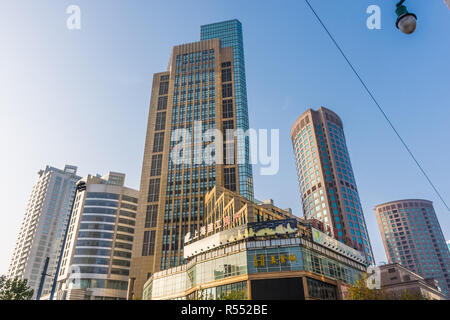 SHANGHAI, China, 29. Dezember 2017: moderne Wolkenkratzer im Geschäftsviertel Stockfoto