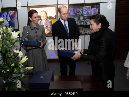 Der Herzog und die Herzogin von Cambridge wird von Aimon Srivaddhanaprabha im King Power Stadium des Leicester City Football Club mit einem Silberfuchs überreicht, während eines Besuchs in Leicester, um den Toten des Hubschrauberabsturzes im letzten Monat Tribut zu zollen. Stockfoto