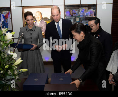 Der Herzog und die Herzogin von Cambridge wird von Aimon Srivaddhanaprabha im King Power Stadium des Leicester City Football Club mit einem Silberfuchs überreicht, während eines Besuchs in Leicester, um den Toten des Hubschrauberabsturzes im letzten Monat Tribut zu zollen. Stockfoto