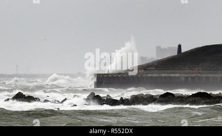 Wellen über queller Hacke in der Nähe von Folkestone in Kent bei starken Winde als Wetter Warnungen für Böen von bis zu 80 mph und anhaltender Regen haben für Teile des Vereinigten Königreichs ausgestellt wurde. Stockfoto