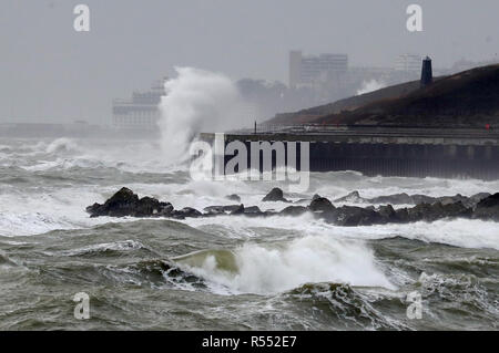 Wellen über queller Hacke in der Nähe von Folkestone in Kent bei starken Winde als Wetter Warnungen für Böen von bis zu 80 mph und anhaltender Regen haben für Teile des Vereinigten Königreichs ausgestellt wurde. Stockfoto