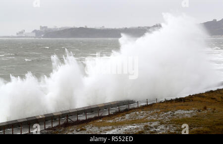 Wellen über queller Hacke in der Nähe von Folkestone in Kent bei starken Winde als Wetter Warnungen für Böen von bis zu 80 mph und anhaltender Regen haben für Teile des Vereinigten Königreichs ausgestellt wurde. Stockfoto