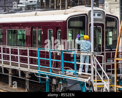 Hankyu Kyoto Classic Maroon Zug in Kyoto Japan - Vintage Züge gereinigt Stockfoto