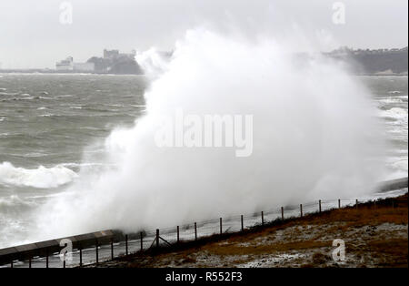 Wellen über queller Hacke in der Nähe von Folkestone in Kent nach starken Winde als Wetter Warnungen für Böen von bis zu 80 mph und anhaltender Regen haben für Teile des Vereinigten Königreichs ausgestellt wurde. Stockfoto