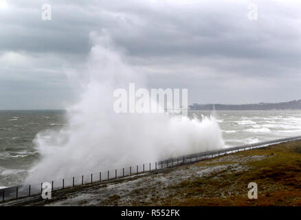 Wellen über queller Hacke in der Nähe von Folkestone in Kent bei starken Winde als Wetter Warnungen für Böen von bis zu 80 mph und anhaltender Regen haben für Teile des Vereinigten Königreichs ausgestellt wurde. Stockfoto