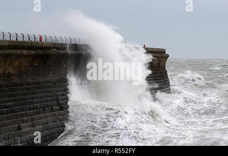 Wellen über queller Hacke in der Nähe von Folkestone in Kent bei starken Winde als Wetter Warnungen für Böen von bis zu 80 mph und anhaltender Regen haben für Teile des Vereinigten Königreichs ausgestellt wurde. Stockfoto