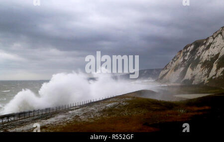 Wellen über queller Hacke in der Nähe von Folkestone in Kent bei starken Winde als Wetter Warnungen für Böen von bis zu 80 mph und anhaltender Regen haben für Teile des Vereinigten Königreichs ausgestellt wurde. Stockfoto