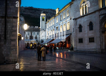 Dubrovnik, Kroatien - 31. Dezember 2015: Nacht Szene entlang Museum und Palaca Grada in Dubrovnik an Silvester mit Weihnachten Dekoration, Kroatien Stockfoto