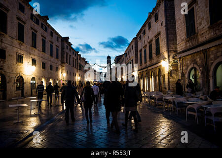 Dubrovnik, Kroatien - 31. Dezember 2015: Stradun alte Straße mit Weihnachtsbeleuchtung und Ornamente in der Nacht mit Leuten herum Stockfoto