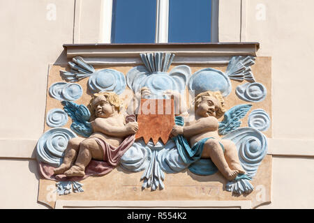 Entlastung auf der Fassade des alten Gebäudes, zwei Amoretten in Blau ornamentalen Motiven, Straße Nerudova, Prag, Tschechische Republik Stockfoto