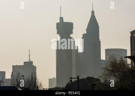 SHANGHAI, China, 29. Dezember 2017: Silhouette der modernen Skyline von Shanghai business district Stockfoto