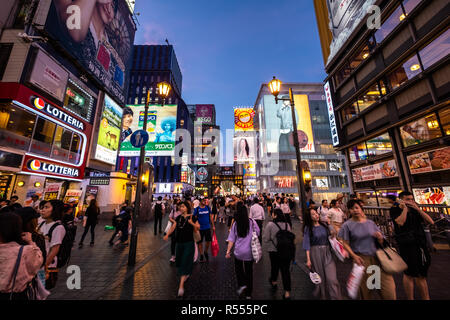 Osaka, Japan - 30. August 2018: Dotonbori Einkaufsviertel in der Dämmerung Stockfoto