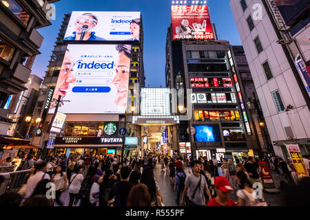 Osaka, Japan - 30. August 2018: Dotonbori Einkaufsviertel in der Dämmerung Stockfoto