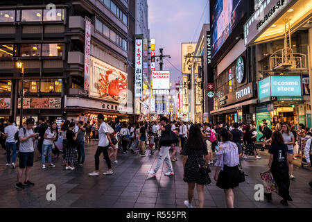 Osaka, Japan - 30. August 2018: Dotonbori Einkaufsviertel in der Dämmerung Stockfoto